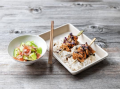 Grilované Yakitori špízy s fermentovaným pepřem a zázvorovým okurkovým salátem