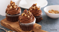Cupcake s čokoládovou pěnou a karamelizovanými mandlemi