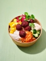 Středomořský poké bowl s falafelem z červené řepy