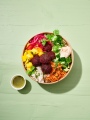 Středomořský poké bowl s falafelem z červené řepy