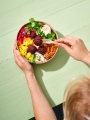Středomořský poké bowl s falafelem z červené řepy